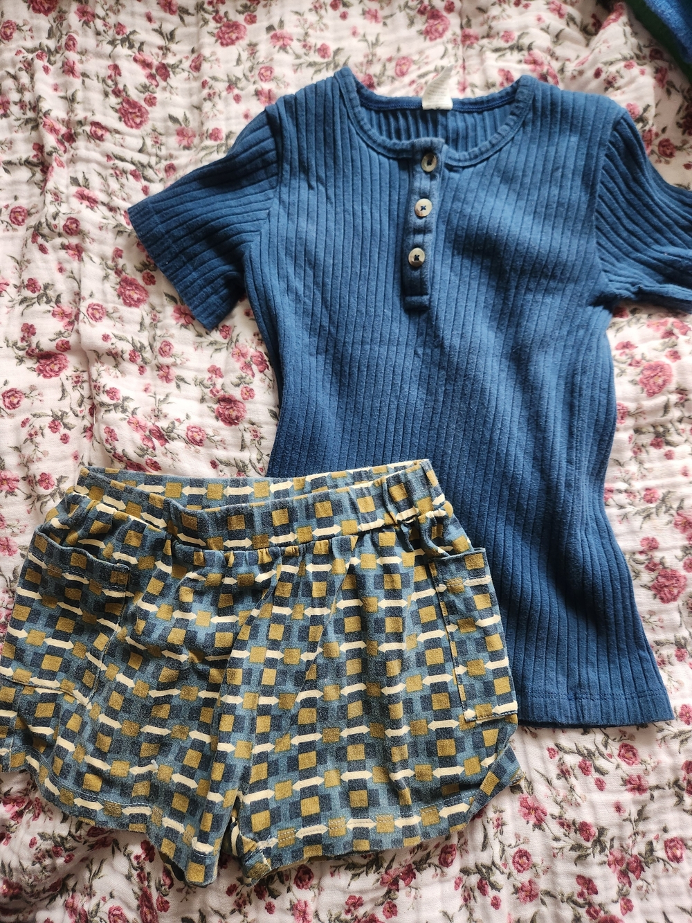 kate quinn Blue Ribbed Henley Top with Blue and Yellow Patterned Shorts Size 6